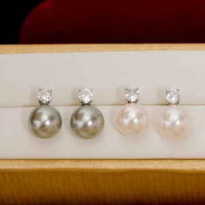 Boucles d'oreilles classiques en perles blanches et grises avec pierres brillantes