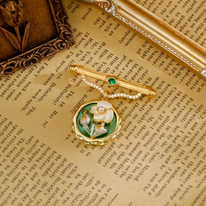 Broche vintage dorée avec émail vert, fleurs de perles et pendentif émeraude style peinture