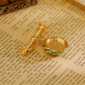 Broche vintage dorée avec émail vert et perle dans un style de peinture classique