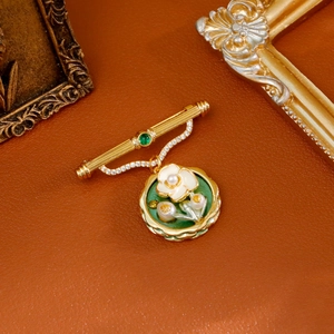 Broche Fleur en Émail Künstliche Perle de Style Français Vintage pour Femmes Épingle de Revers en Cuivre Plaqué Or Zirconium Pierre Verte