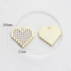 Détail d'un pendentif coeur pixel avec perles et dimensions de 20 mm sur 21 mm
