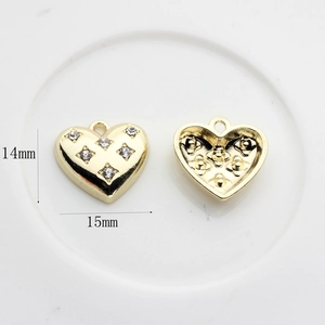 Détail du pendentif cœur doré 15mm avec 6 zircons et dos creux pour bijoux artisanaux