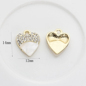 Détail d'un pendentif cœur avec perles et cristaux, 14mm x 12mm pour bijoux DIY