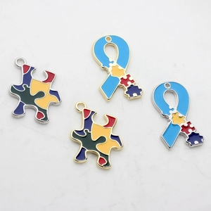 Bunte Puzzleteile und Schleifen-Anhänger aus Zinklegierung in Gold- und Silber-Optik
