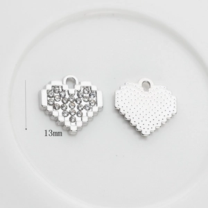 Pendentif cœur pixel 13mm détaillé avec strass et trou de suspension pour bijoux DIY