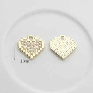 Détail des breloques cœur pixel 13mm avec micro-perles et texture en alliage doré