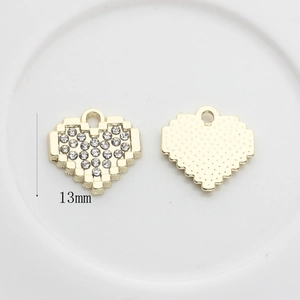 Pendentif cœur pixel doré avec cristaux et détails de texture, taille 13mm