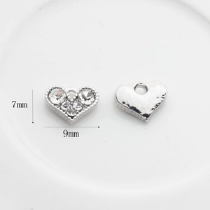 Détails avant et arrière de pendentifs coeur argentés de 9x7mm avec strass pour DIY