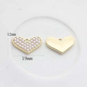 Détail d'un pendentif coeur en perles avec dorure et dimensions de 12mm x 19mm