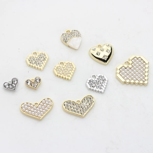 Pendentifs cœur assortis avec perles et zircons sur bases en métal or et argent