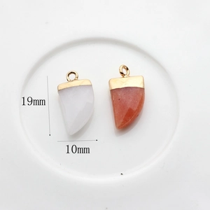 Natuurstenen wolfstand hangers in wit en oranje met gouden kapjes, afmeting 19mm x 10mm