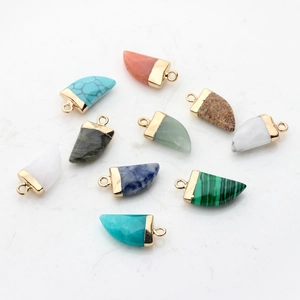 Natuurstenen wolfstand hangers met gouden metalen kapjes in diverse kleuren en stenen