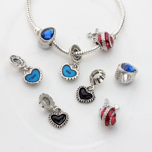 Bracelet à breloques avec chaîne serpent argentée et pendentifs cœur bleu gravés SON