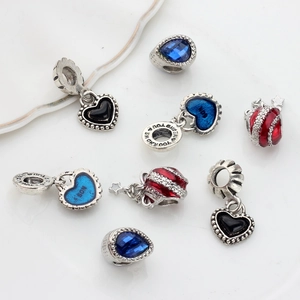 Breloques style Pandora en forme de cœur avec émail bleu et cristal pour colliers DIY