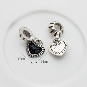 Détail des breloques cœur en émail noir de 10mm x 11mm pour la création de bijoux
