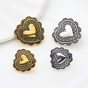 Ciondoli in Lega a Forma di Cuore Vintage con Motivo in Rilievo Bottoni in Metallo per Creazione Gioielli Fai da Te Oro Argento