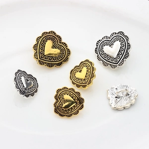 Bottoni a cuore in lega vintage in oro e argento per la creazione di gioielli fai da te