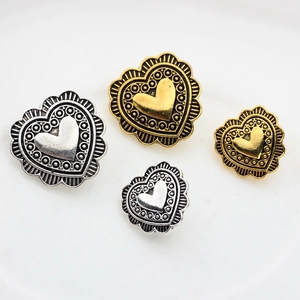 Ciondoli a cuore vintage in lega oro e argento con texture a punti in rilievo