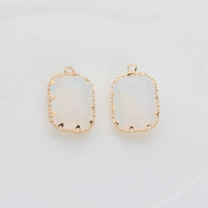 Detail van rechthoekige witte glazen hanger met gouden klauwen voor DIY sieraden maken