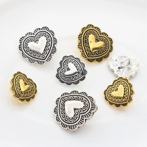 Bottoni metallici vintage a forma di cuore oro e argento con rilievo a raggiera