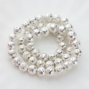 Detailansicht versilberter Lavastein-Perlen mit poröser Textur für DIY-Schmuck