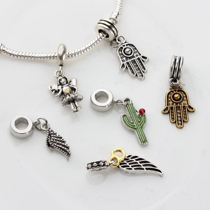 Silbernes Schlangenarmband-Set mit grünem Kaktus-Anhänger und Hand der Fatima