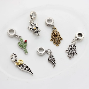 Sammlung von Kaktus- und Hamsa-Hand-Anhängern für Armbänder in Gold- und Silberoptik