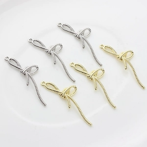 Vue détaillée de pendentifs nœuds en alliage doré et argenté avec texture de corde pour bijoux