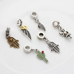 Set mit 6 Schmuckanhängern inklusive grünem Kaktus und Hand der Fatima für Armbänder