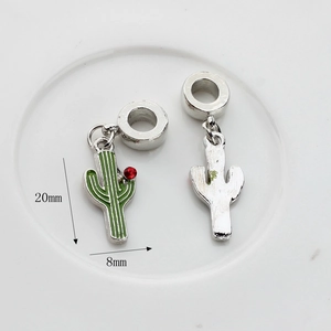Detailansicht grüner Emaille-Kaktus-Anhänger mit roten Strasssteinen für DIY-Schmuck