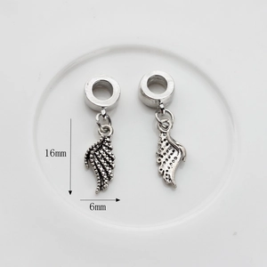 Detailansicht der silbernen Flügelanhänger mit Federstruktur, Größe 16mm x 6mm für Schmuck