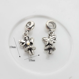 Detailansicht der silbernen Feen-Anhänger mit Maßen 19mm x 10mm für Bettelarmbänder