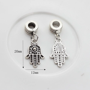 Nahaufnahme des Vintage-Silber-Hamsa-Anhängers mit Details und 20mm Größenangabe