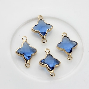 Détail de breloques trèfle en cristal avec placage à l'or pour création de bijoux DIY