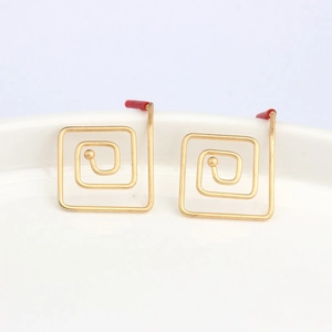 Boucles d'oreilles spirales géométriques en or mat au style trombone chic pour femme