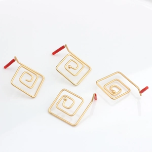 Boucles d'oreilles trombone irrégulières dorées avec spirale géométrique et perles