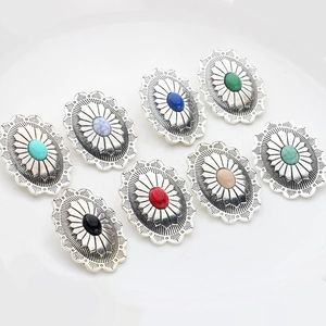 Set di otto bottoni vintage in lega con trame floreali e pietre colorate