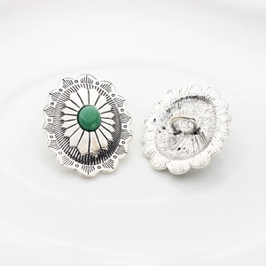 Dettaglio fronte e retro del bottone a girasole retrò in lega con pietra verde intarsiata