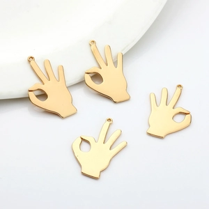 Set di 4 ciondoli a forma di mano OK in lega dorata per creazione di gioielli e fai da te