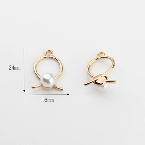 Gouden geometrische oorring hanger met witte parel, afmetingen 24mm hoogte en 16mm breedte