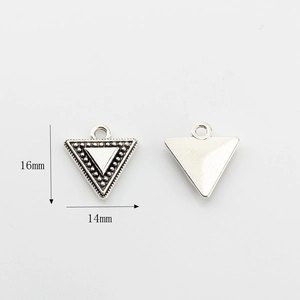 Antiek zilveren driehoekige bedeltjes voor sieraden met afmetingen van 16mm x 14mm