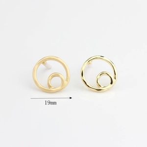 Boucles d'oreilles dorées géométriques de 19mm avec finitions mate et polie