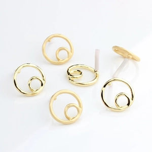 Ensemble de boucles d'oreilles rondes évidées en fini doré brillant et mat sur fond blanc