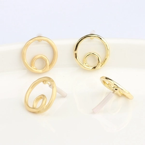 Boucles d'oreilles dorées à double cercle avec finitions géométriques mates et polies