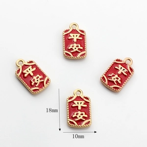 Dettaglio di ciondoli in smalto rosso con cornice dorata e misure di 18 mm x 10 mm