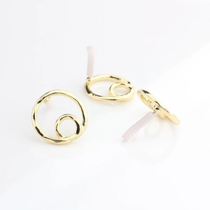 Détail de clous d'oreilles géométriques dorés à double cercle pour création de bijoux