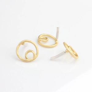 Vue détaillée des boucles d'oreilles géométriques dorées mates avec tiges et design ajouré