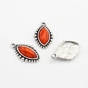 Detailansicht von Vintage-Blumenanhängern mit roten Marquise-Steinen für DIY-Schmuck