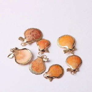 Vue détaillée de pendentifs en coquillage naturel bohème avec bords dorés