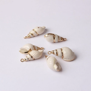Détail de six pendentifs coquillages naturels de style bohème avec bordure dorée DIY
